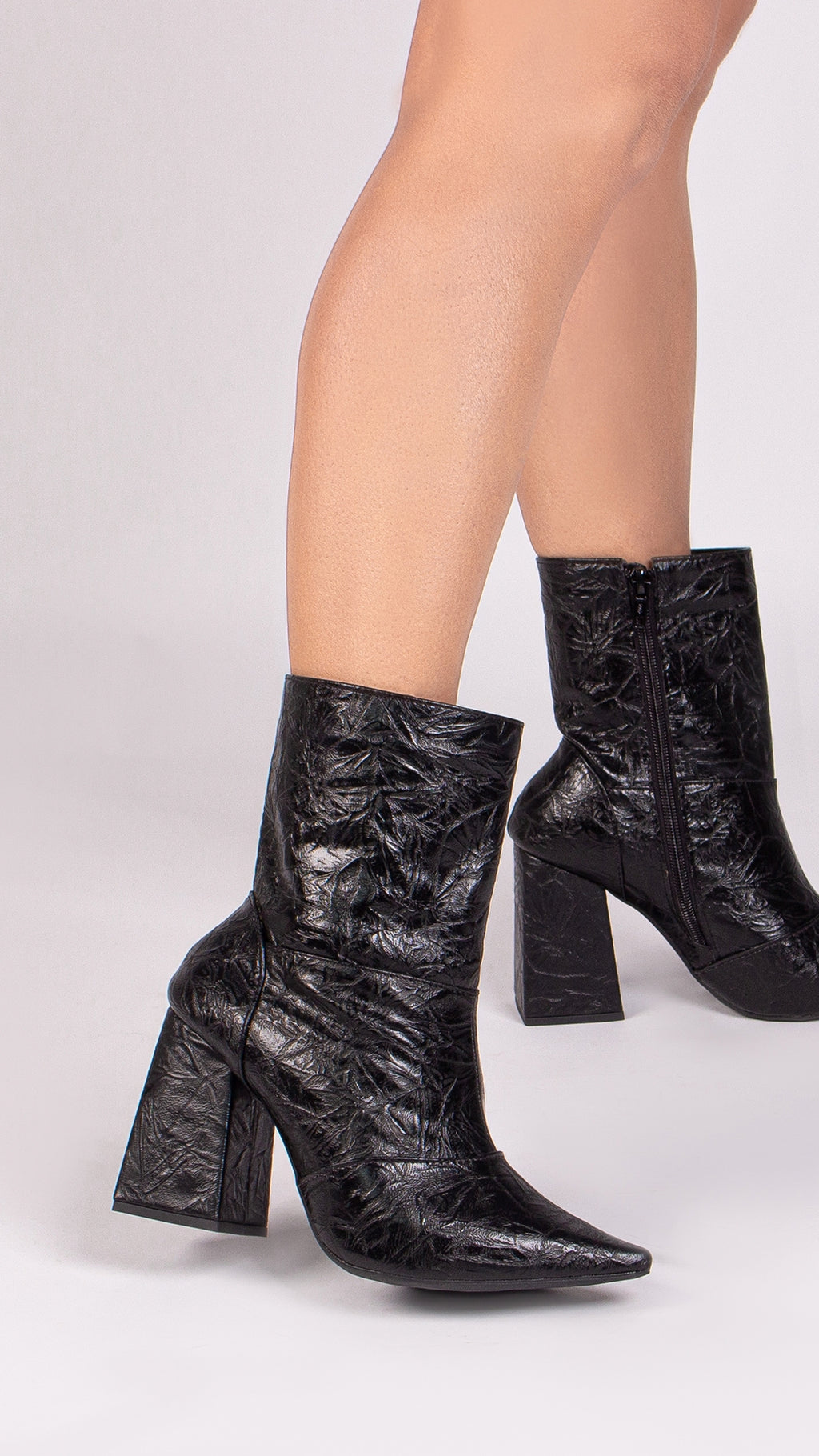 Bota Bico Fino Cano Médio