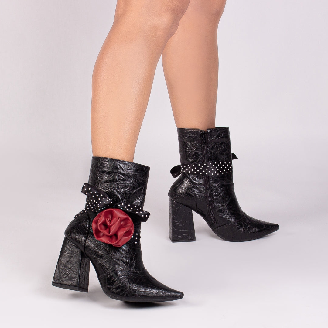 Bota Bico Fino Cano Médio