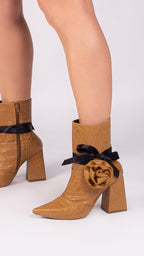 Bota Bico Fino Cano Médio