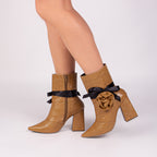 Bota Bico Fino Cano Médio