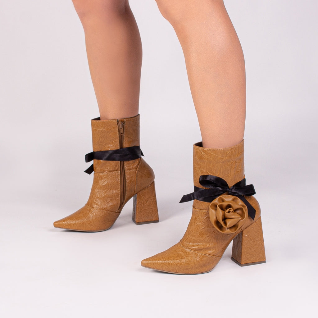 Bota Bico Fino Cano Médio