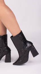 Bota Bico Fino Cano Médio