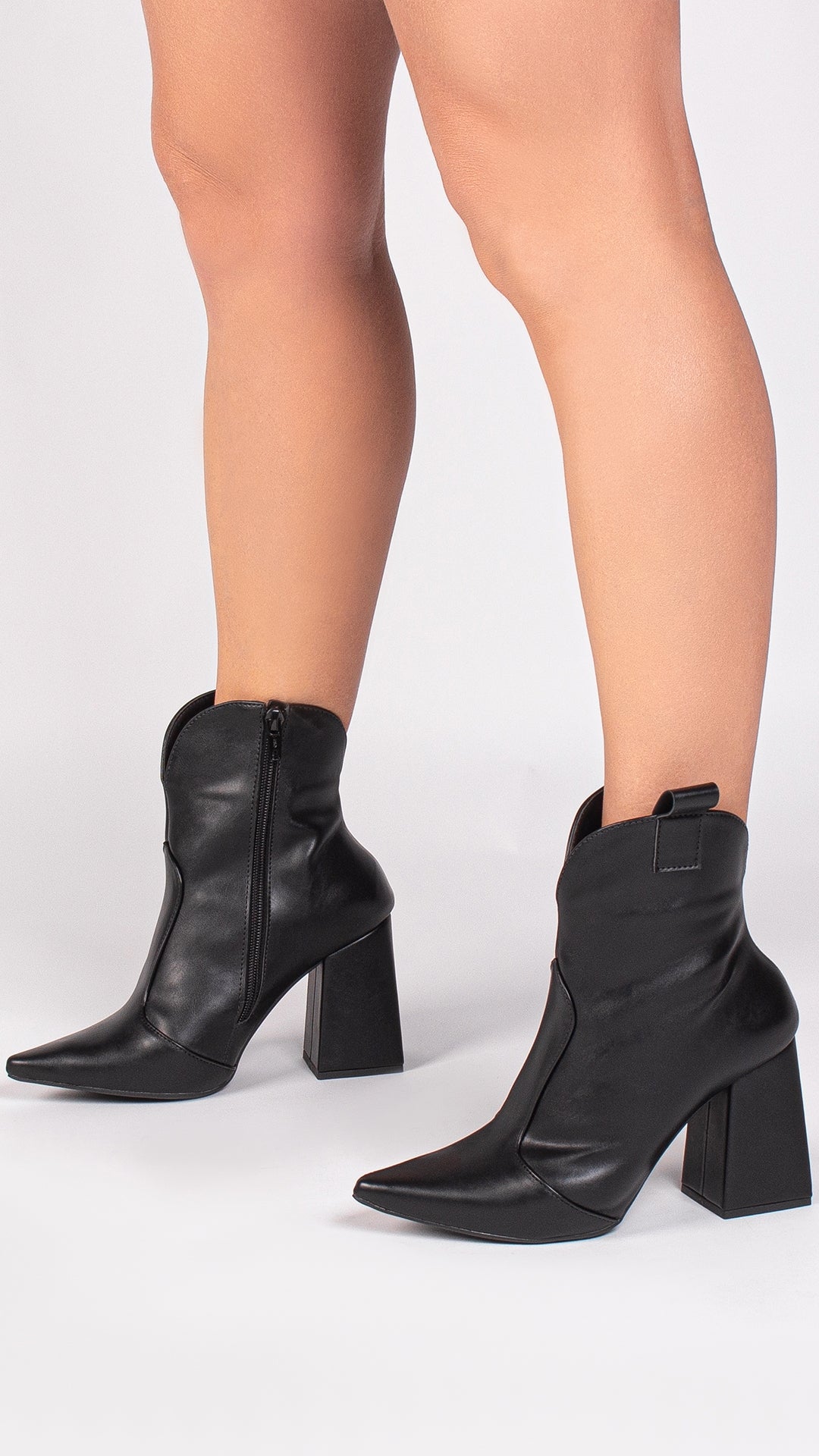 Bota Bico Fino Cano Médio