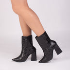 Bota Bico Fino Cano Médio