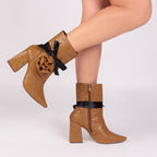 Bota Bico Fino Cano Médio